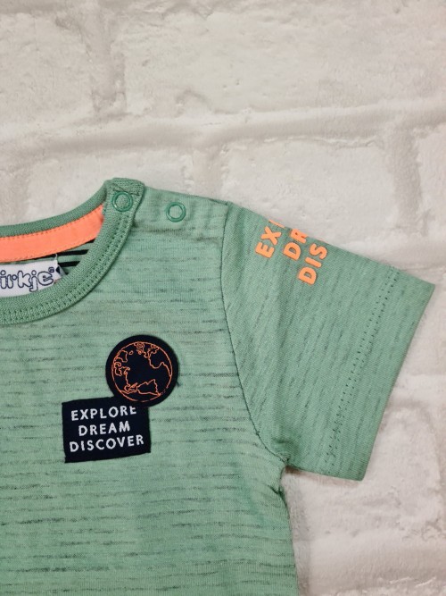 Tricou copii vernil cu scris portocaliu pe maneca